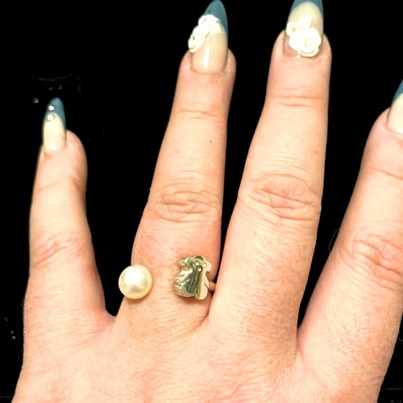 Jewelry - Beautiful sterling silver bear ring with Pearl 💋